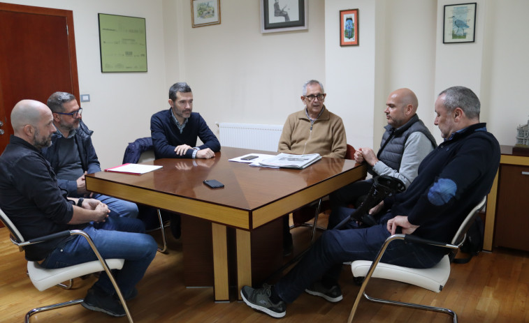 El servicio de jardines refleja la apuesta carballesa por insertar a personas con discapacidad