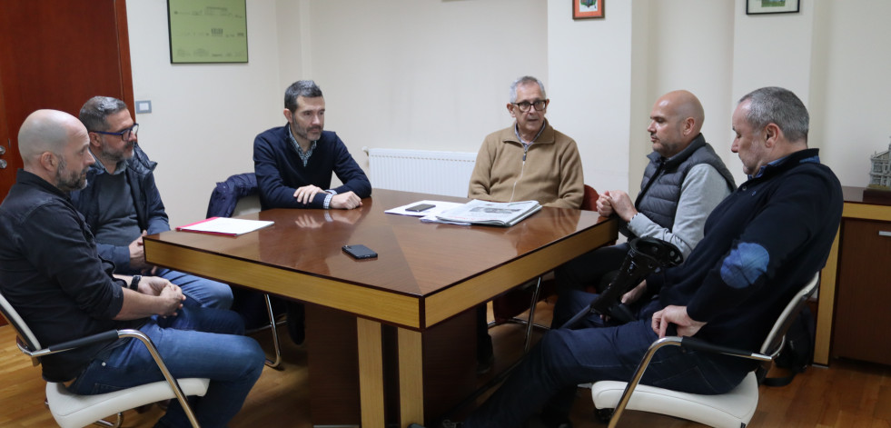 El servicio de jardines refleja la apuesta carballesa por insertar a personas con discapacidad