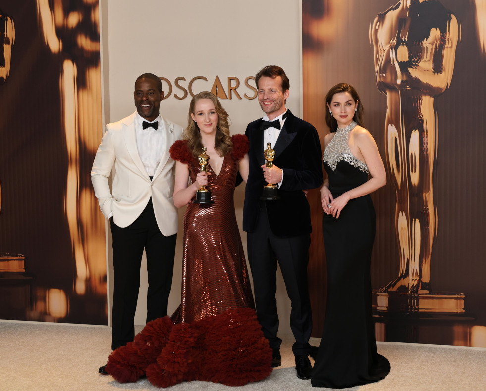 Victoria Warmerdam  y Trent  posan junto a Sterling K. Brown y Ana de Armas