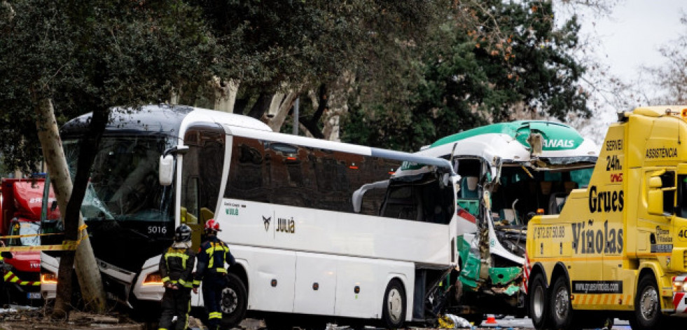 Un choque de dos autocares en la Diagonal de Barcelona causa decenas de heridos