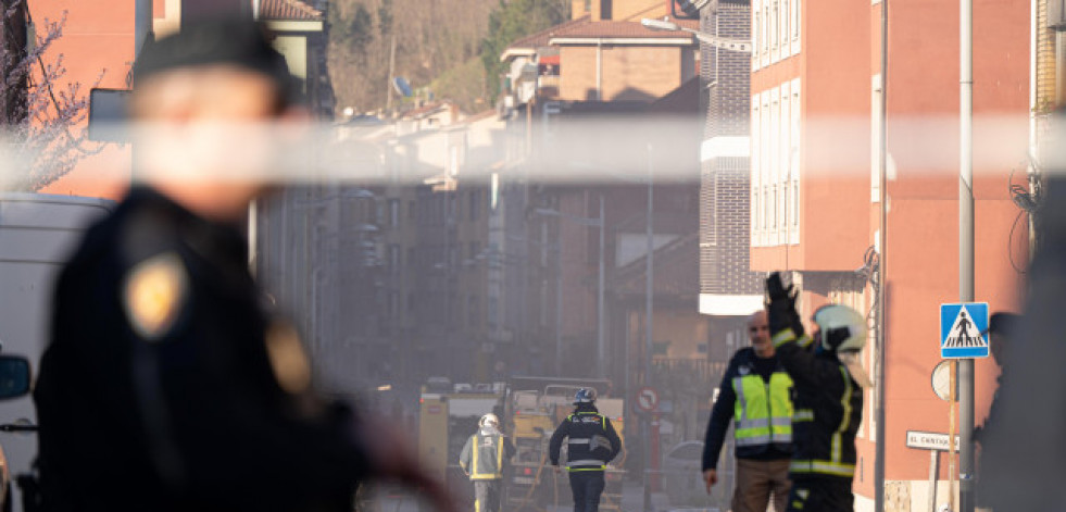 Una explosión de gas deja en Mieres 17 heridos y un edificio derruido