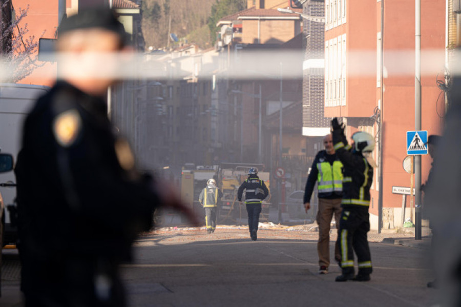 Una explosión de gas deja en Mieres 17 heridos y un edificio derruido