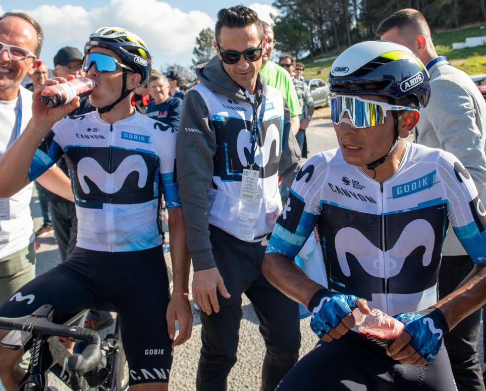 TORREDELCAMPO (JAÉN), 20/02/2025.- El equipo Movistar con el colombiano Nairo Quintana (d) tras su llegada a meta al finalizar la segunda etapa de la edición número 71 de la Vuelta a Andalucía-Rut