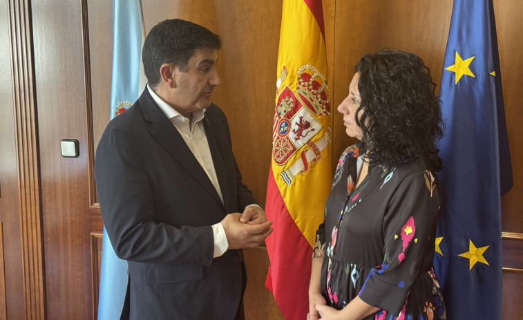 El delegado del Gobierno y la alcaldesa de Cee abordan la situación del helipuerto de Salvamento