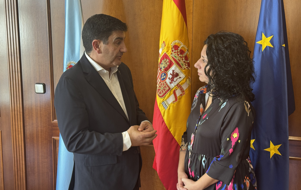 El delegado del Gobierno y la alcaldesa de Cee abordan la situación del helipuerto de Salvamento