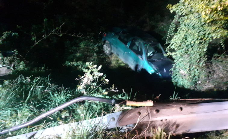 Una conductora resulta herida tras precipitarse por un terraplén en A Pereiriña