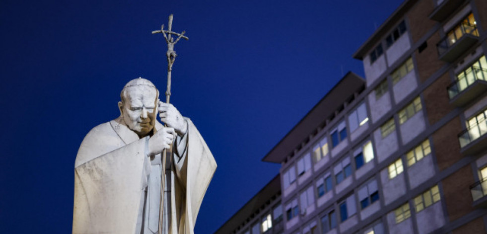 El papa Francisco se mantiene 