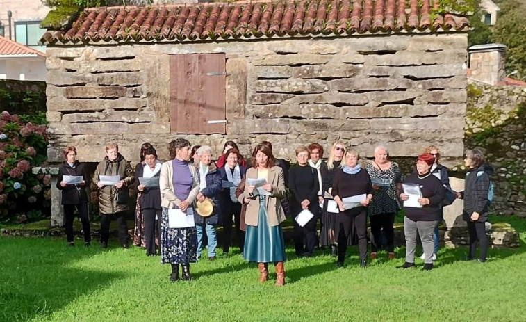 Velada reivindicativa en femenino por el 8 de marzo en Corcubión