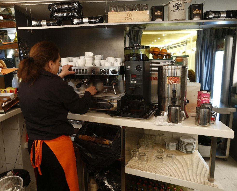 EuropaPress 5355407 trabajador trabajando camarero bar autonomo consumo cafeteria cafe precios ipc 09195024 23738.63