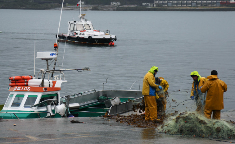 Remolcan al puerto de Corcubión a un pesquero tras enganchar un aparejo en la hélice