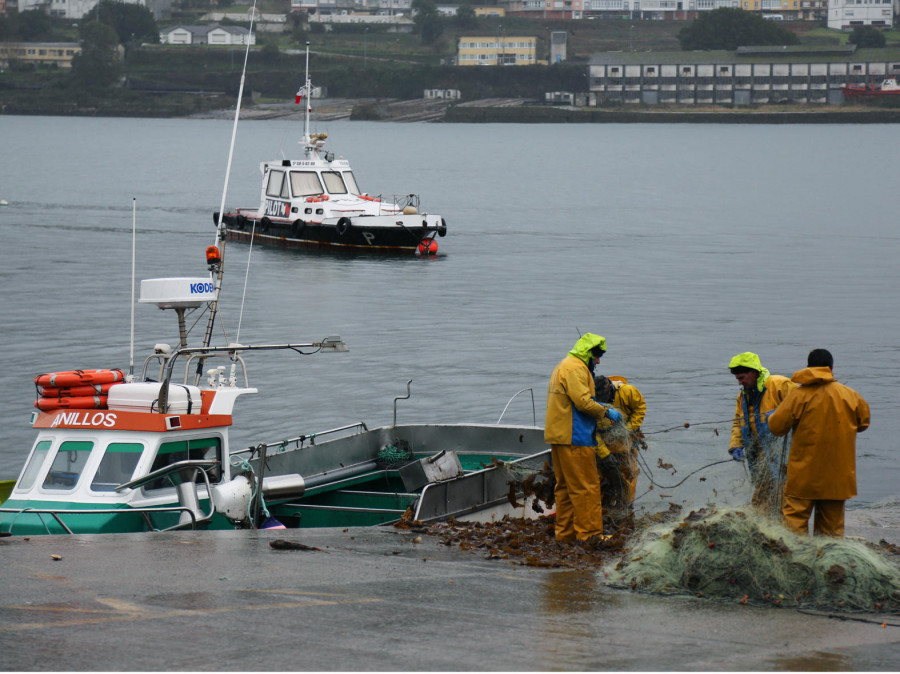 Remolcan al puerto de Corcubión a un pesquero tras enganchar un aparejo en la hélice