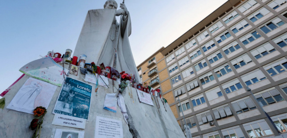 El papa descansa y pasa una noche tranquila en su tercera semana ingresado
