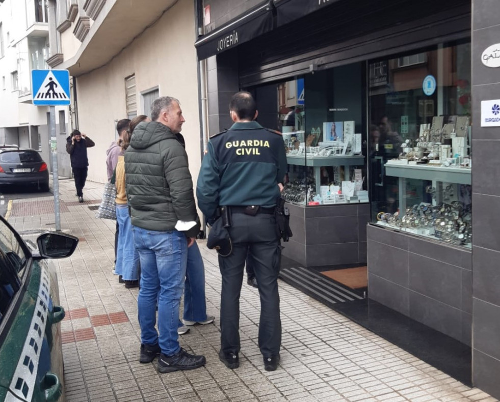Atraco en joyeria de A Laracha (1)