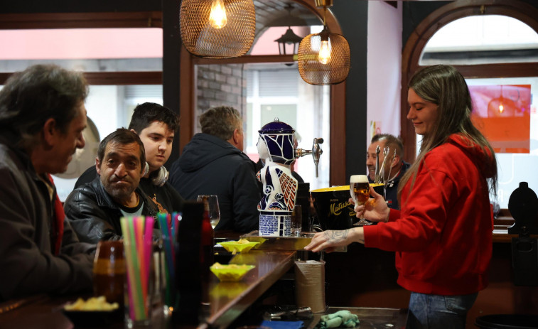 Reapertura de la tasca 'O Chorís' de Carballo