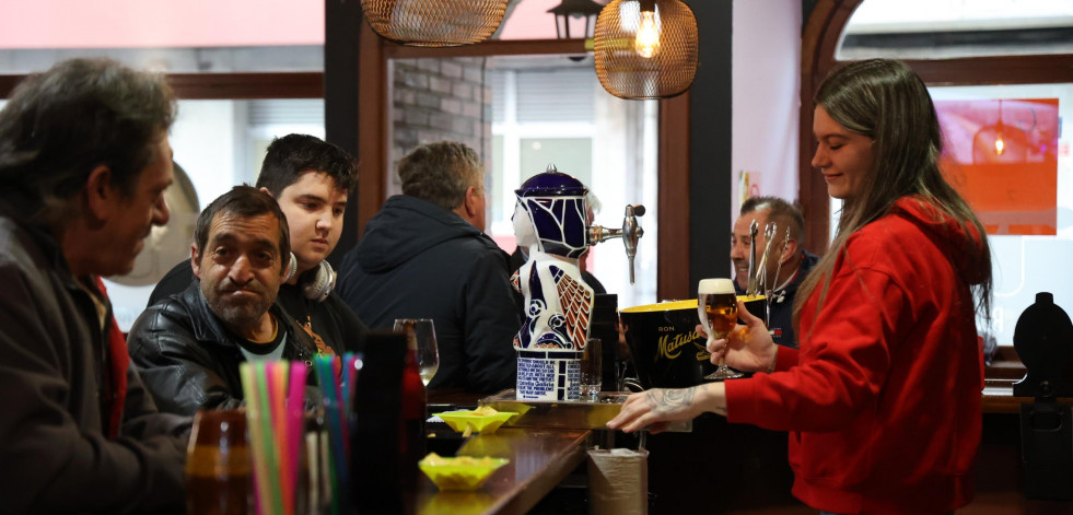 Reapertura de la tasca 'O Chorís' de Carballo