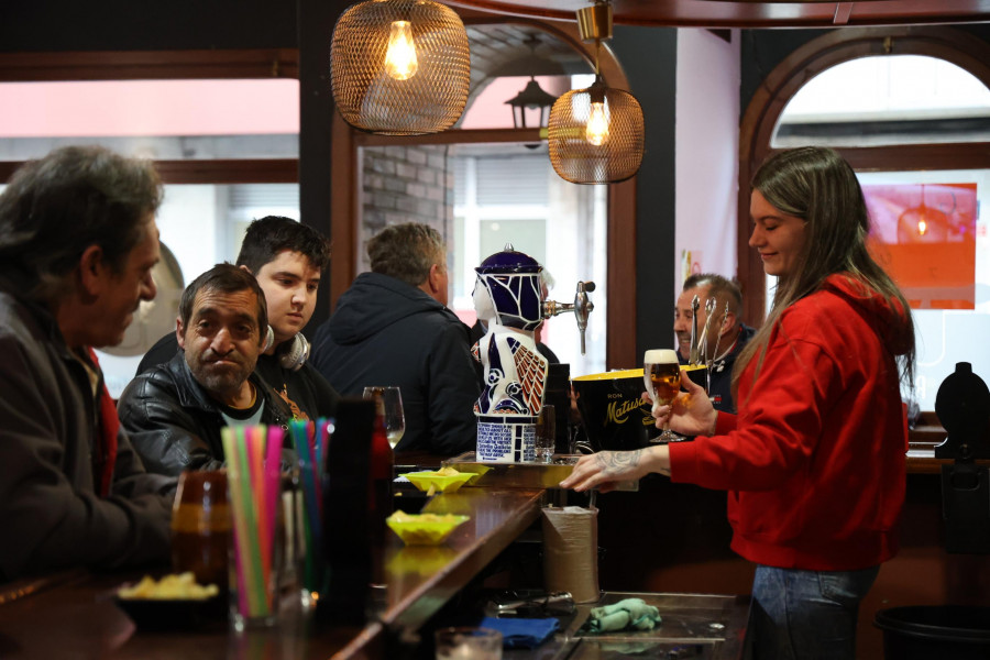 Reapertura de la tasca 'O Chorís' de Carballo
