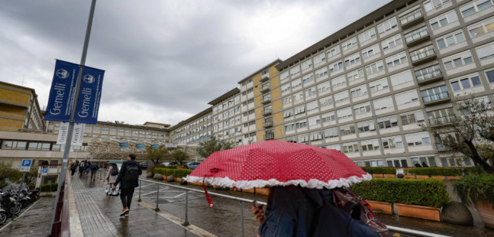El papa pasa el día en reposo hospitalario y estable dentro de la 