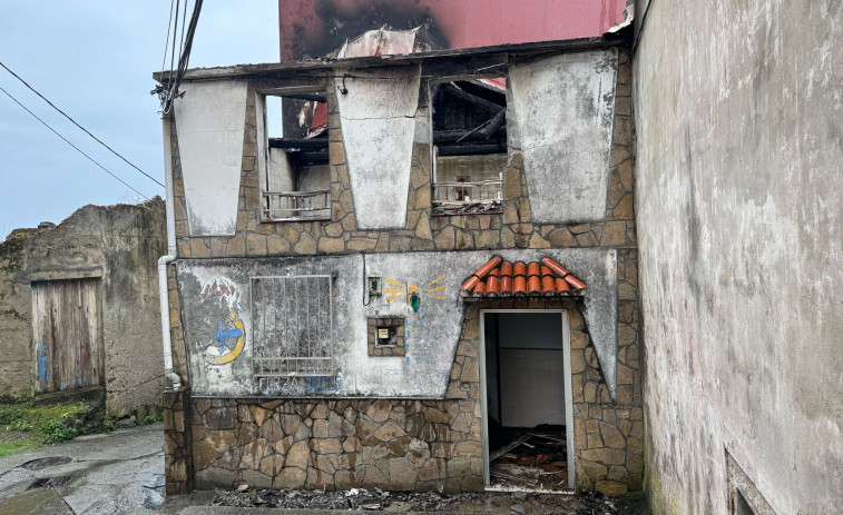Un incendio destruye una casa abandonada y en ruinas situada en O Ventorrillo, Malpica