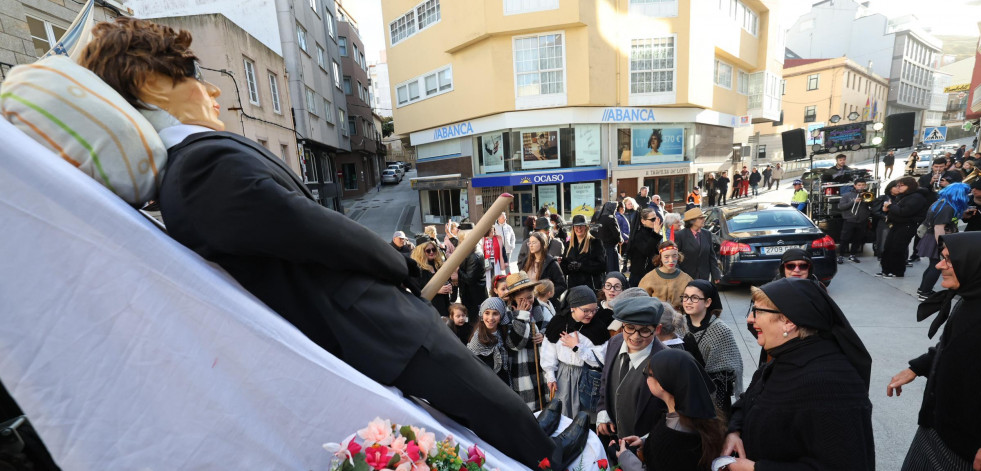 Malpica baja el telón del Entroido y en Buño recogen la basura generada durante la Mikaela