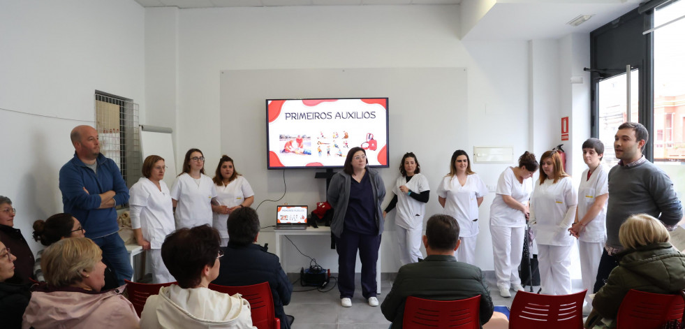 Sesión sobre primeiros auxilios en MercaEscola