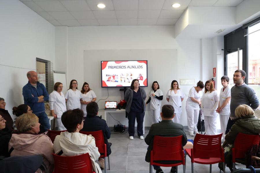 Sesión sobre primeiros auxilios en MercaEscola