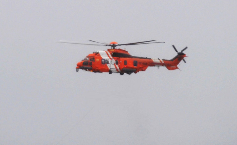 Rescatados dos tripulantes de un pesquero que se hundió frente a la costa de Muxía