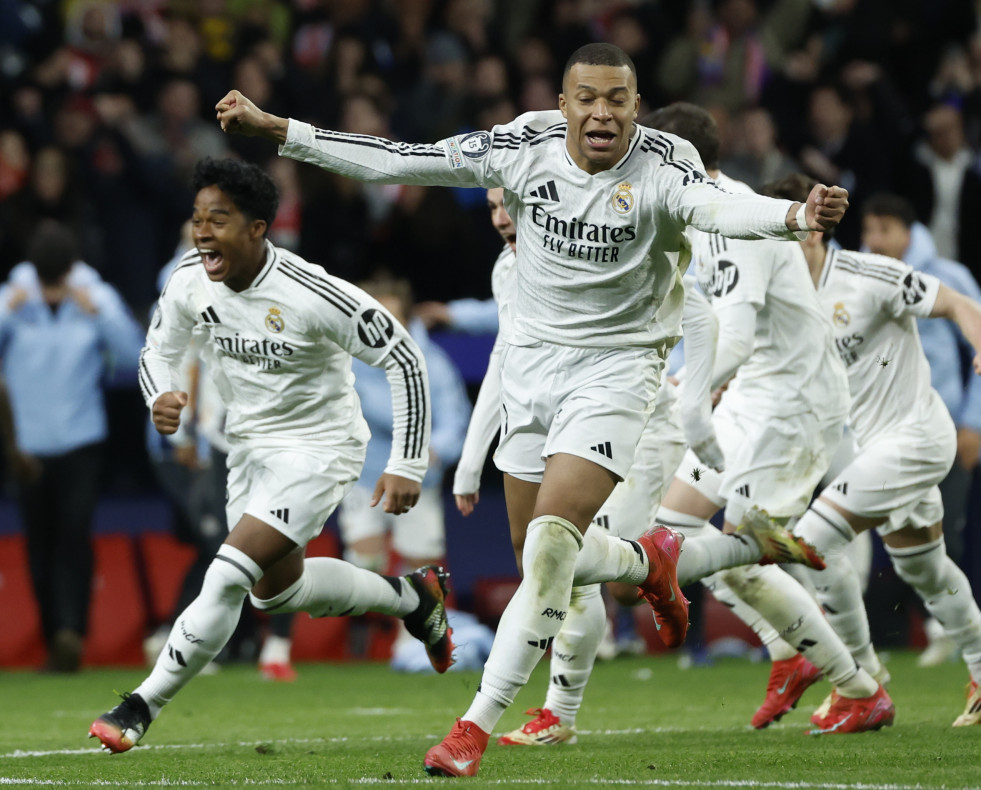 El delantero del Real Madrid Kylian Mbappé celebra al término del partido de vuelta de los octavos de final de la Liga de Campeo