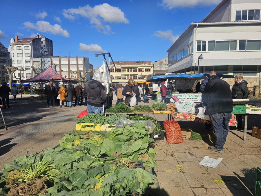 El buen tiempo anima los mercados de Carballo y Vimianzo