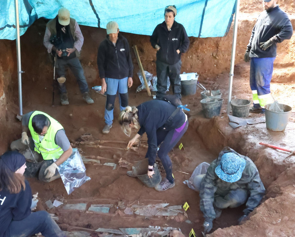 Exhumacion de los cuerpos en el cementerio de Bertoa