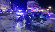 Los bomberos rescatan a un conductor atrapado tras un accidente en Santa Comba