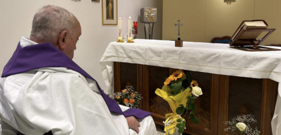 El Vaticano difunde la primera foto del papa desde su hospitalización