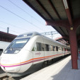 Encender un mechero para llamar al tren