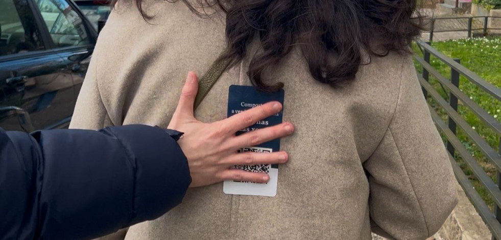 Una misteriosa 'performance' llena de frases las calles de Santiago de Compostela