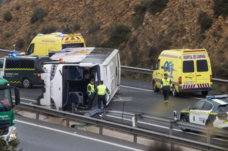 Varios heridos al volcar un autobús con viajeros del Imserso en la A-7 en Murcia