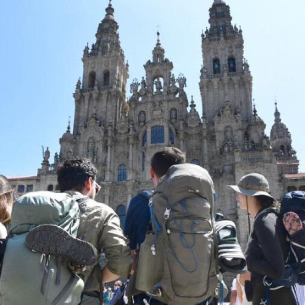 Peregrinosturistasplazadelobradoiro08