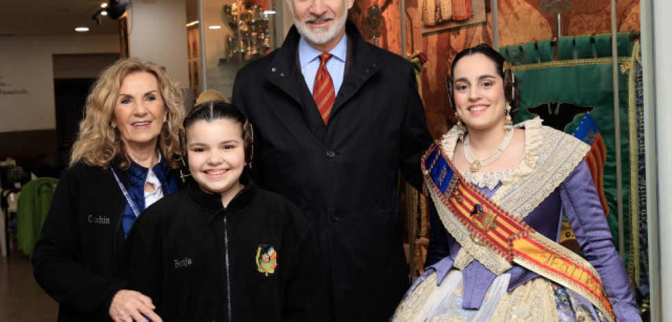 El Rey visita por sorpresa las fallas de Torrent, población afectada por la dana