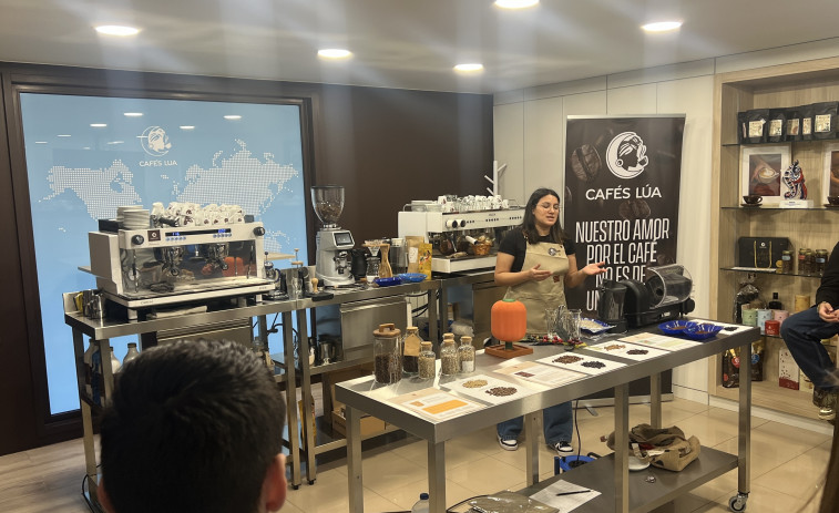 La empresa carballesa Cafés Lúa recibe la visita de estudiantes de la comarca