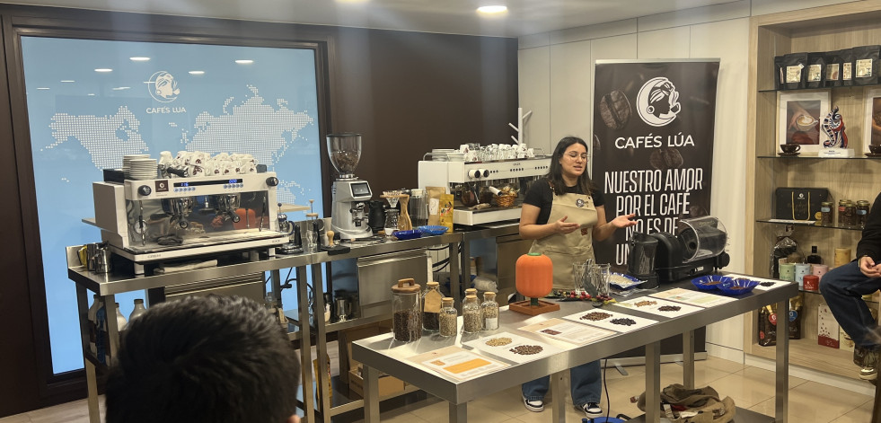La empresa carballesa Cafés Lúa recibe la visita de estudiantes de la comarca