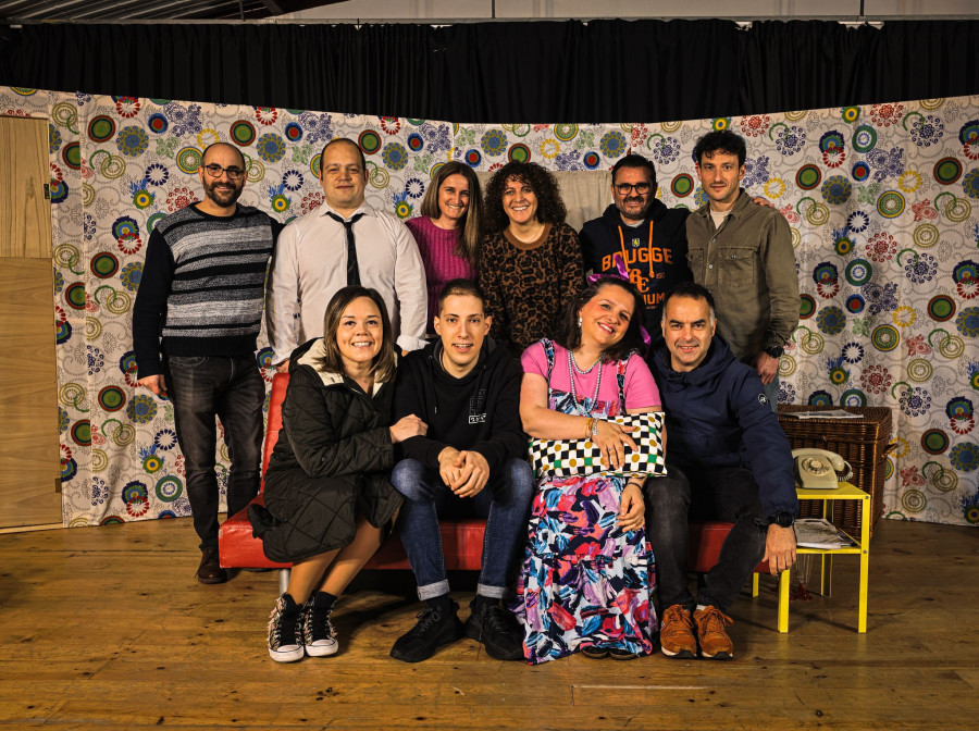 El grupo Sen Tempo Teatro sigue "A voltas co morto"
