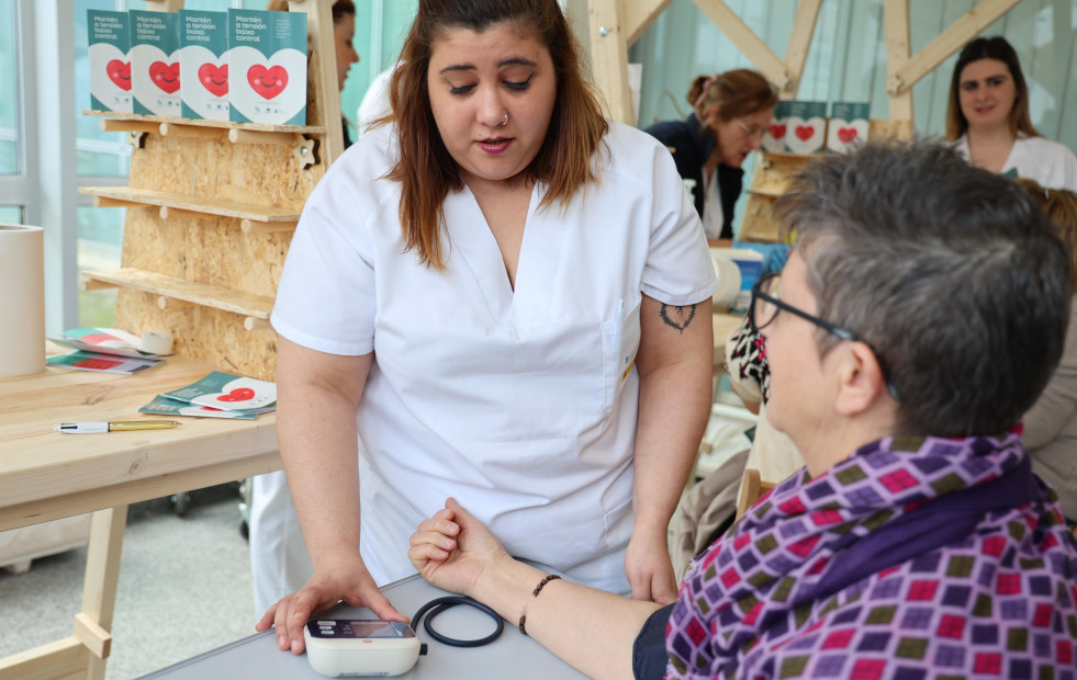 La campaña sobre la tensión arterial empieza con éxito en Carballo
