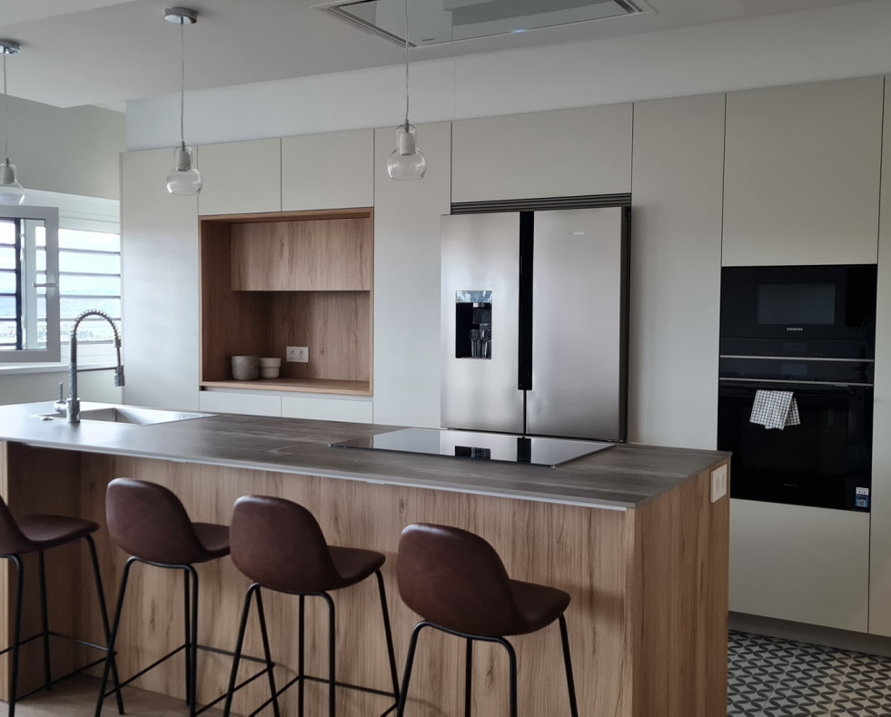 Una cocina moderna con un toque cálido gracias a sus acabados en madera. I ZEBRANO