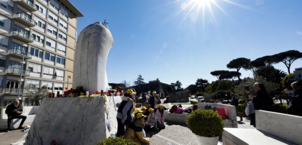 El papa saldrá este domingo del hospital
