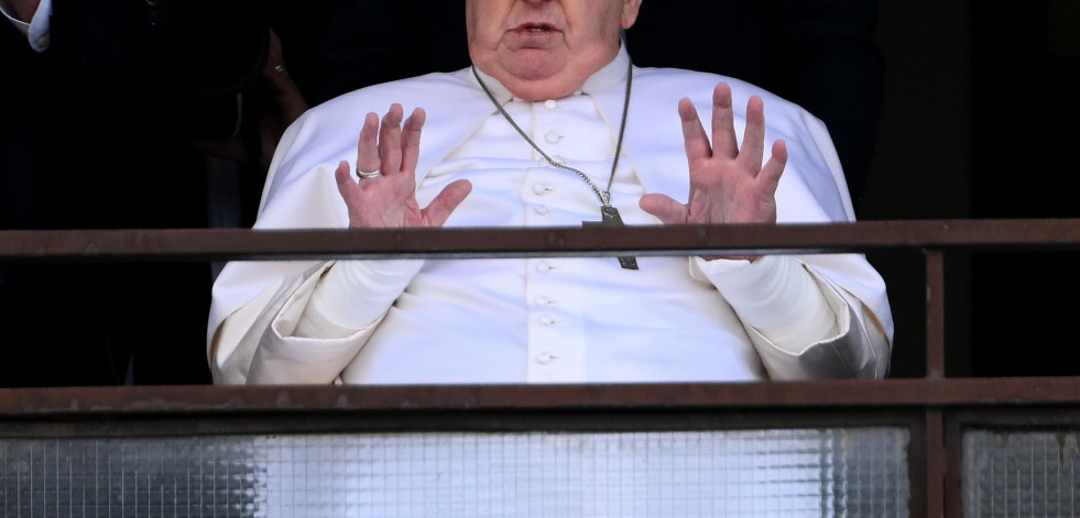 El papa reaparece tras 38 días ingresado en el hospital