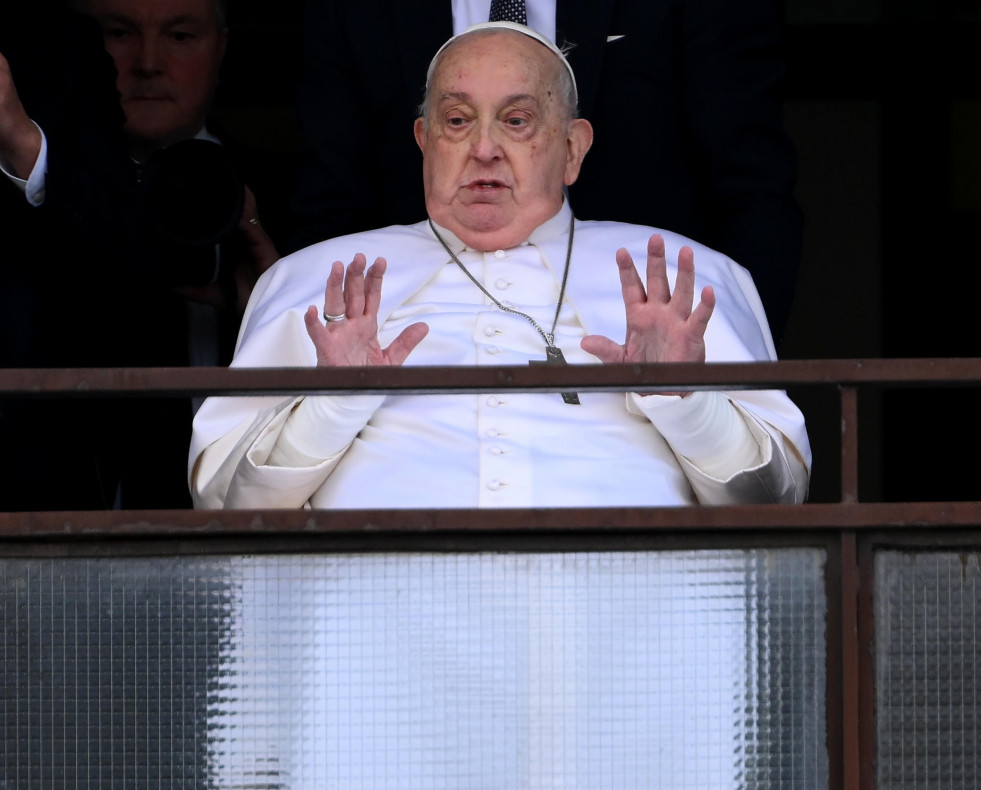 Rome (Italy), 23/03/2025.- Pope Francis (front) greets and blesses the faithful from the balcony of the Gemelli hospital where has been hospitalized, in Rome, Italy, 23 March 2025. Pope Francis will b