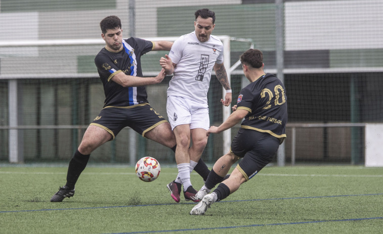 El Club do Mar vuelve a liderar en solitario al tropezar el Carral
