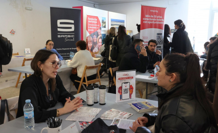 Cerca de 150 jóvenes buscan una oportunidad laboral en la feria del Fórum Carballo