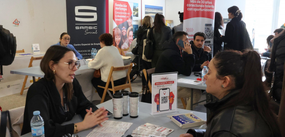 Cerca de 150 jóvenes buscan una oportunidad laboral en la feria del Fórum Carballo