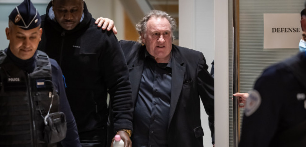 Gérard Depardieu niega las agresiones sexuales, pero hace cambios en su relato