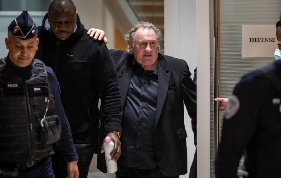 Gérard Depardieu niega las agresiones sexuales, pero hace cambios en su relato