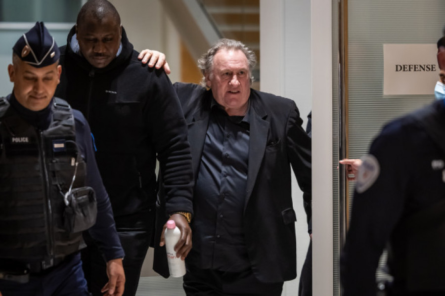 Gérard Depardieu niega las agresiones sexuales, pero hace cambios en su relato